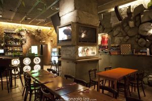 Bar con decoración hecha en roca a modo de la série Perdidos