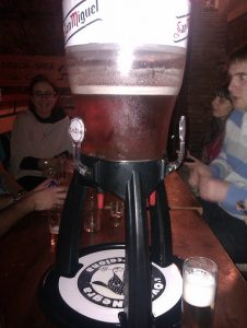 deposito de cerveza gigante con vasos