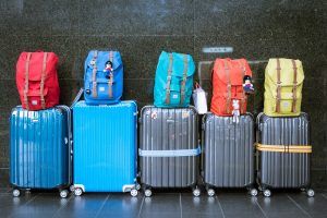 Maletas con mochilas encima