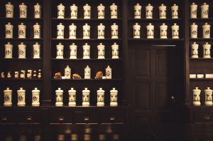 boticario antiguo con frascos medicinales