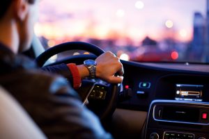 silueta de un hombre conduciendo con el fondo difuminado
