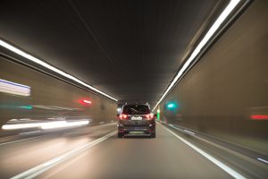 imagen de un coche familiar corriendo en un túnel con el fondo difuminado