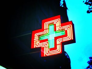 cartel de neón en forma de cruz de la farmacia