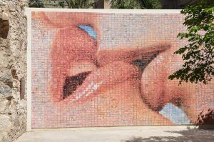 imagen de dos labios en un mural