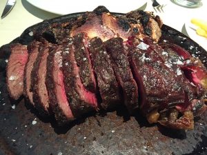plato de carne cortada poco hecha por dentro y crujiente por fuera