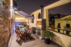 Terraza para disfrutar de la noche de Barcelona. 