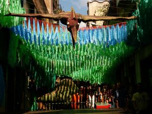 Calle decorada con guirnaldas