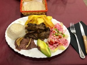 plato en un restaurante hondureño