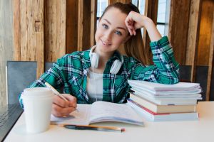 Adolescente estudiando