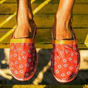 Dos pies con zapatillas rojas.