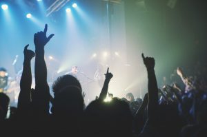 Imagen de gente bailando en la pista del razzmatazz