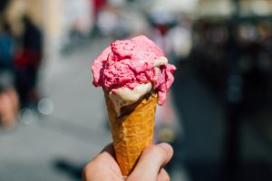 Persona sosteniendo un helado con la mano