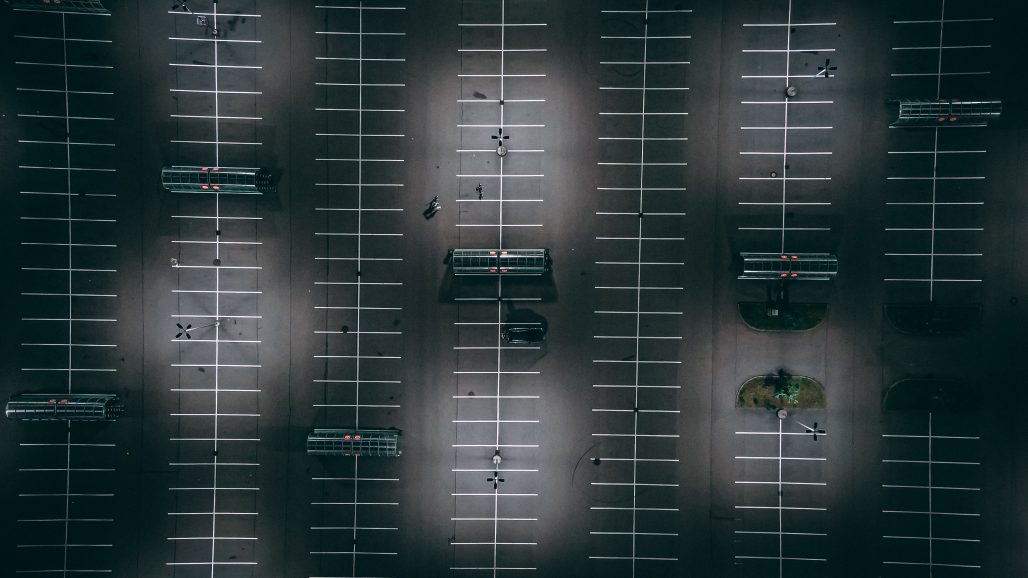 Parking de noche con pocos coches