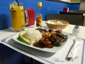 plato con arroz, aguacate, y carne