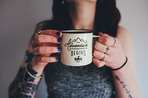 Imagen de una mujer tatuada