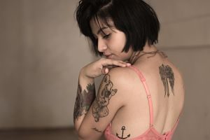Imagen de una chica tatuada