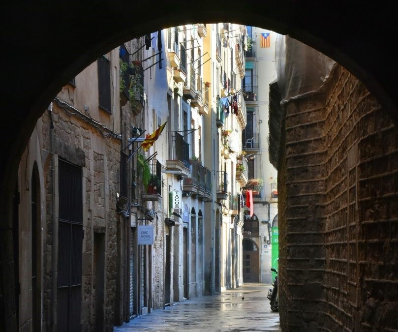 Imagen de un porticón de las calles de Ciutat Vella