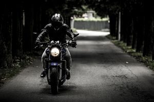 Imagen de una persona viajando en moto