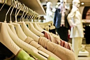 Imagen de ropa colgada en perchas