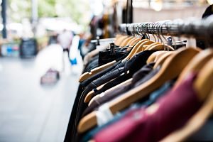 Imagen de ropa colgada en perchas