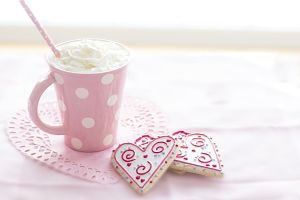 Imagen de una taza y unas galletas en forma de corazón