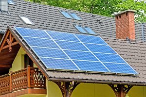 Imagen de una casa con placa solar en el techo