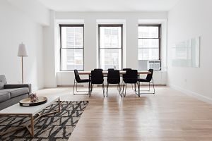 Imagen de un salón blanco con grandes ventanales