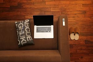 Imagen de un sillón y un ordenador