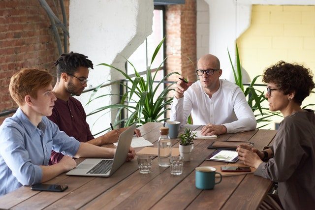 personas sentadas en una mesa hablando de coliving barcelona