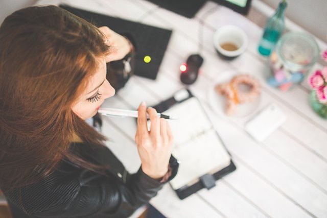 Imagen de una joven escribiendo en su agenda