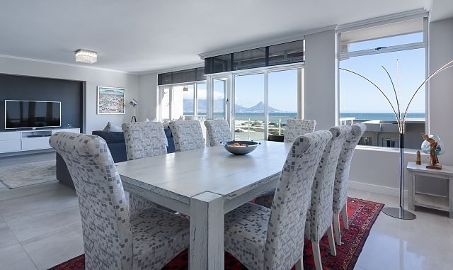 Imagen de un salón con vistas al mar