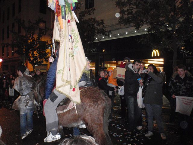 Imagen de una persona montada a caballo en sant medir