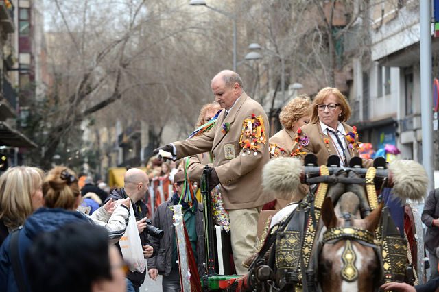 Imagen de personas montadas a caballo repartiendo caramelos en Sant Medir