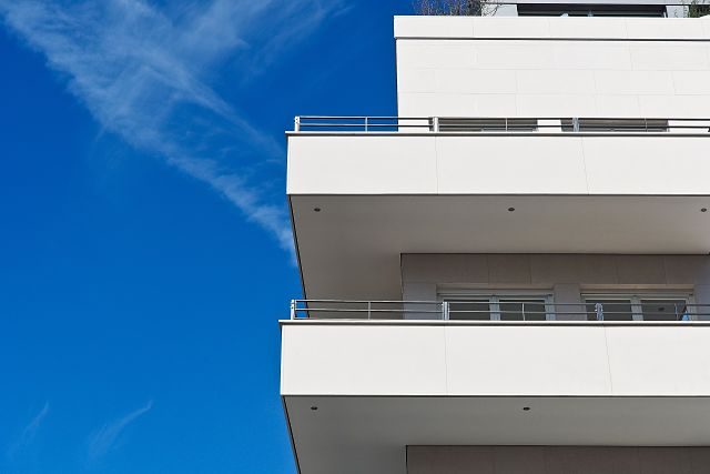 Imagen de una bloque de edificios blanco