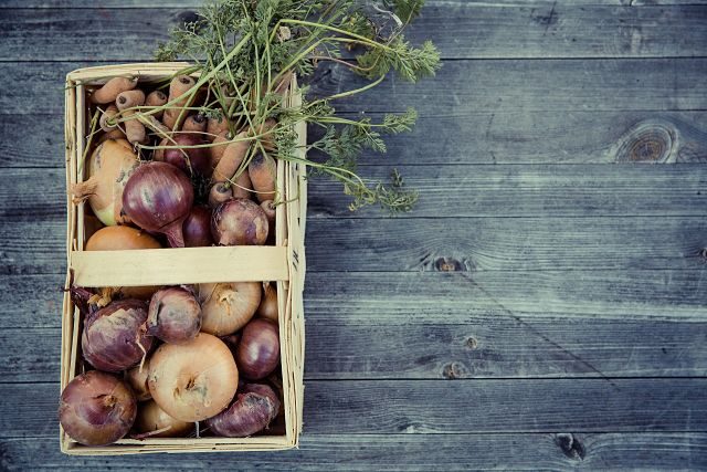 Imagen de una cesta con cebollas ecológicas