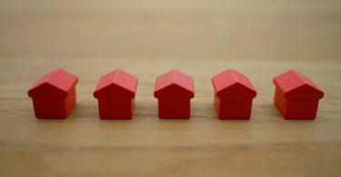 casitas rojas encima de una mesa de madera