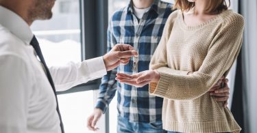 pareja recibiendo las llaves de su piso nuevo