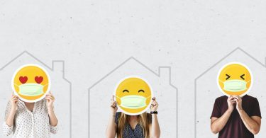 tres personas con un emoji sobre un fondo blanco con casas