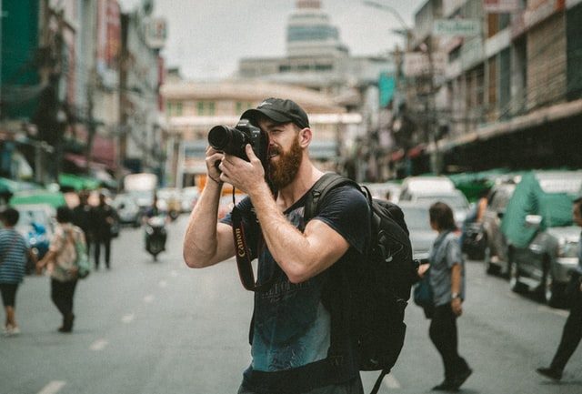 Fotógrafo fazendo imagens na rua