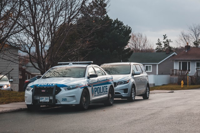 Carros da polícia em frente à residências