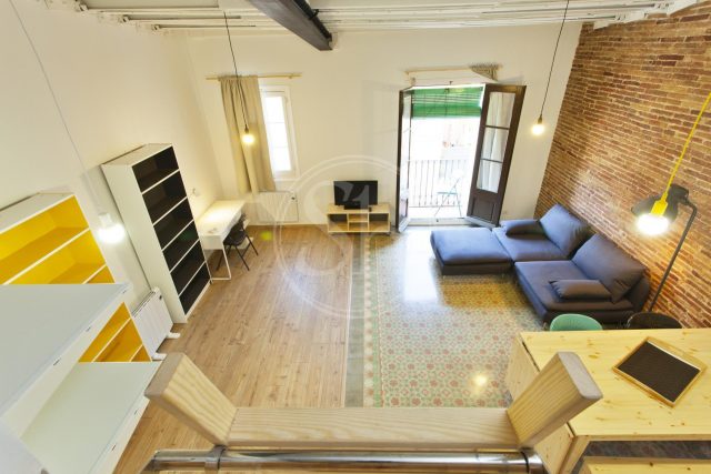 Loft en Poble Sec. Salón amplio de piso bonito Barcelona