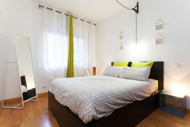 piso de alquiler en el eixample piso bonito en barcelona dormitorio cama con funda blanca