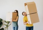 consejos para comprar piso durante una mudanza de parejas con cajas