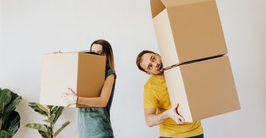 consejos para comprar piso durante una mudanza de parejas con cajas