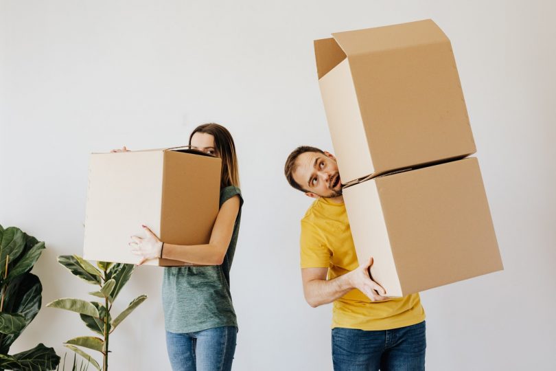 consejos para comprar piso durante una mudanza de parejas con cajas