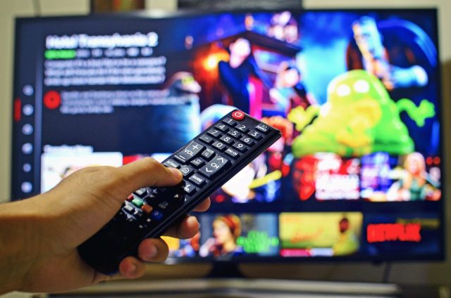 Controle e televisão: tudo pronto para assitir à Netflix