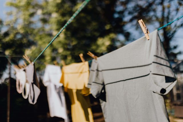 Colgar ropa en a terraza comunitaria