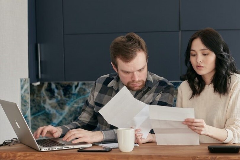 personas leyendo contrato de piso