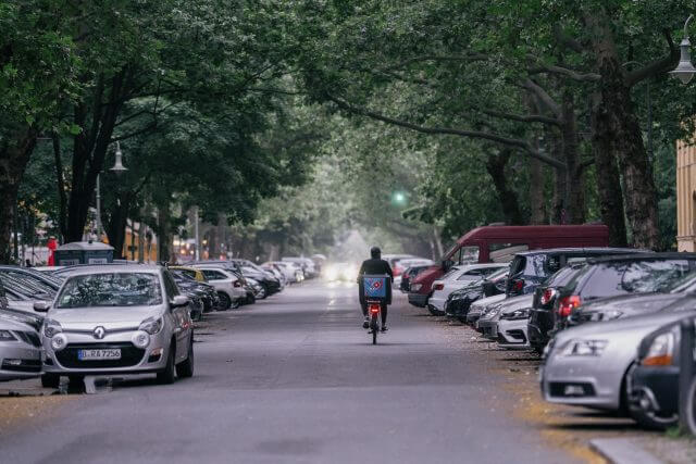 Calle con coches aparcados
