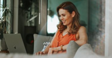 mujer teletrabajando en casa en Barcelona